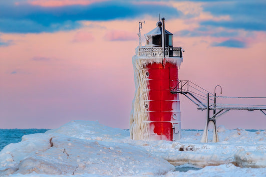 Capturing the colors of Michigan - South Haven Lighthouse in Winter